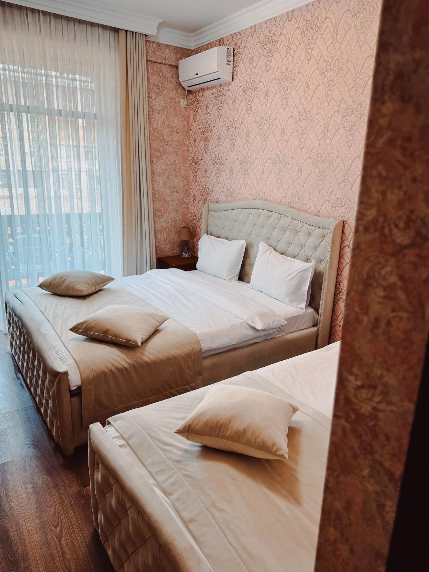 Armenia Hotel Yerevan Bagian luar foto