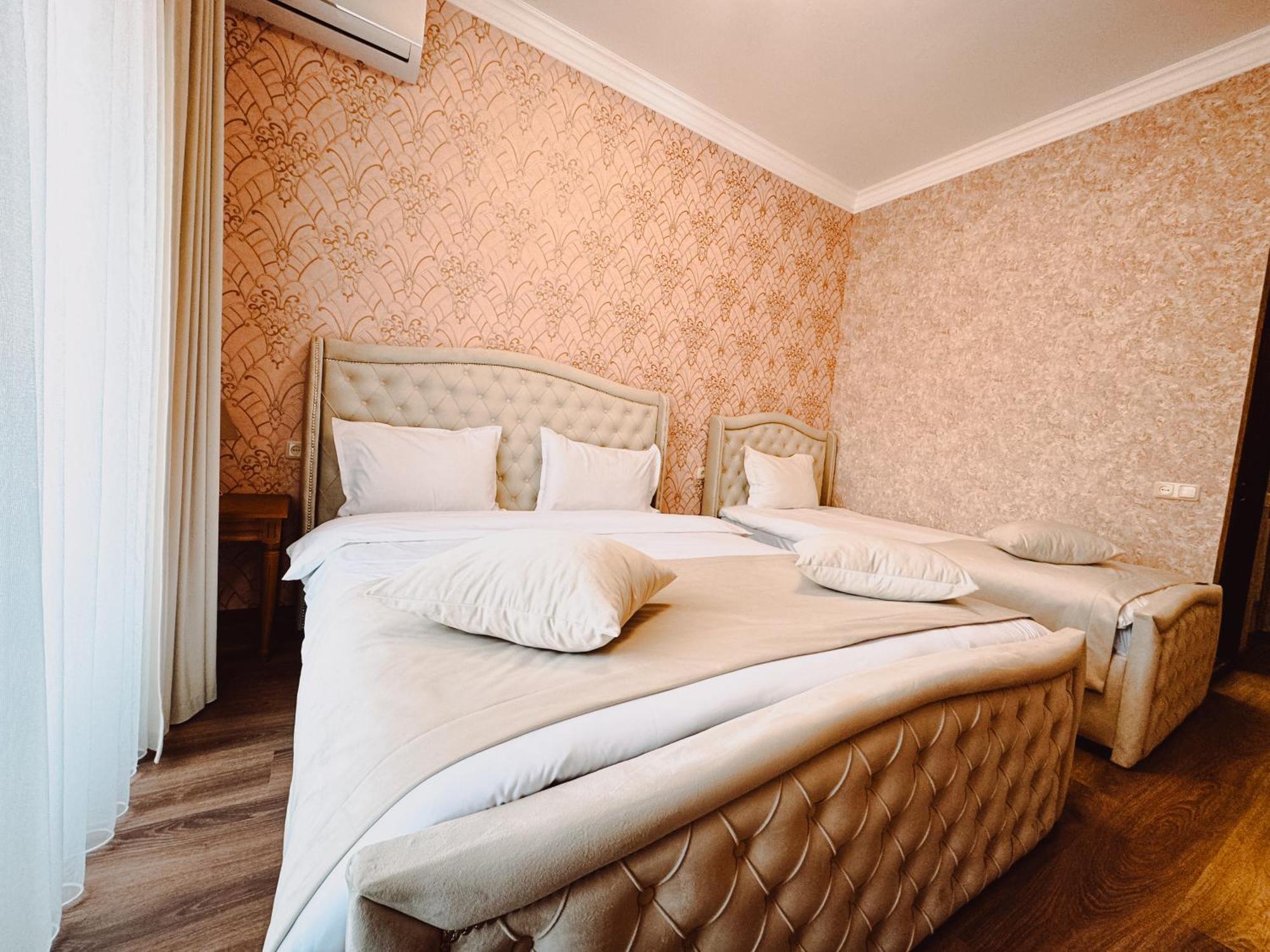 Armenia Hotel Yerevan Bagian luar foto