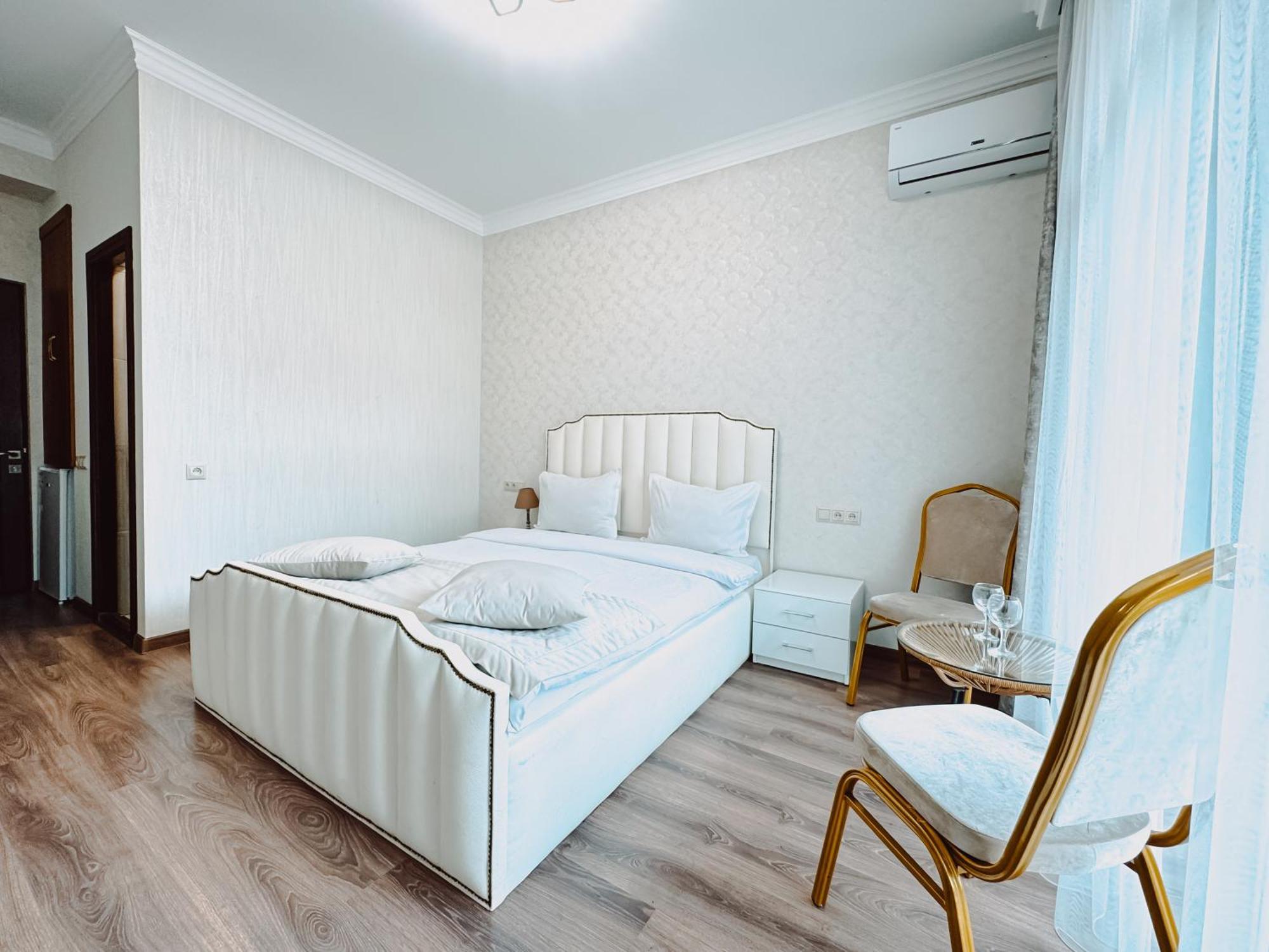 Armenia Hotel Yerevan Bagian luar foto