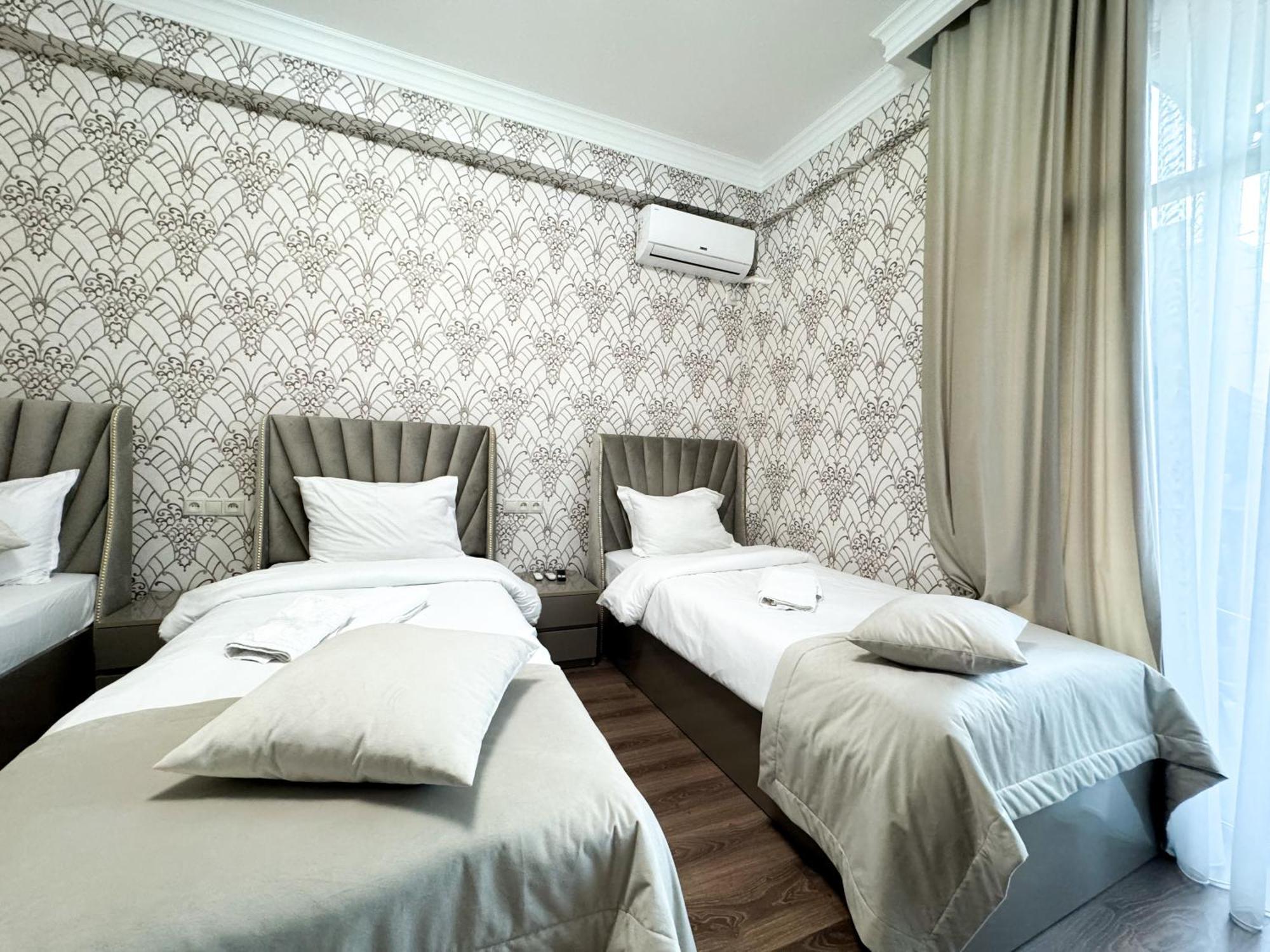 Armenia Hotel Yerevan Bagian luar foto