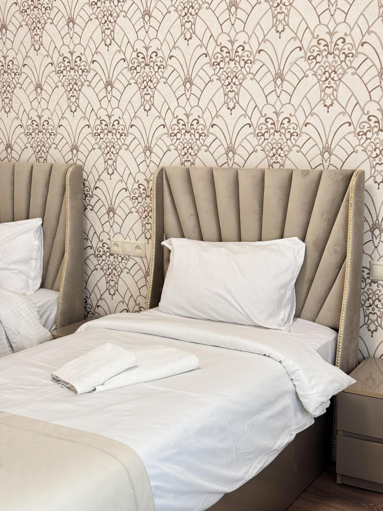 Armenia Hotel Yerevan Bagian luar foto