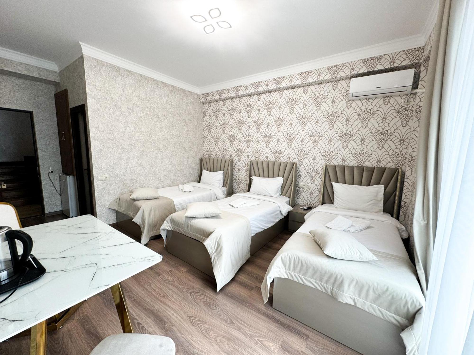 Armenia Hotel Yerevan Bagian luar foto