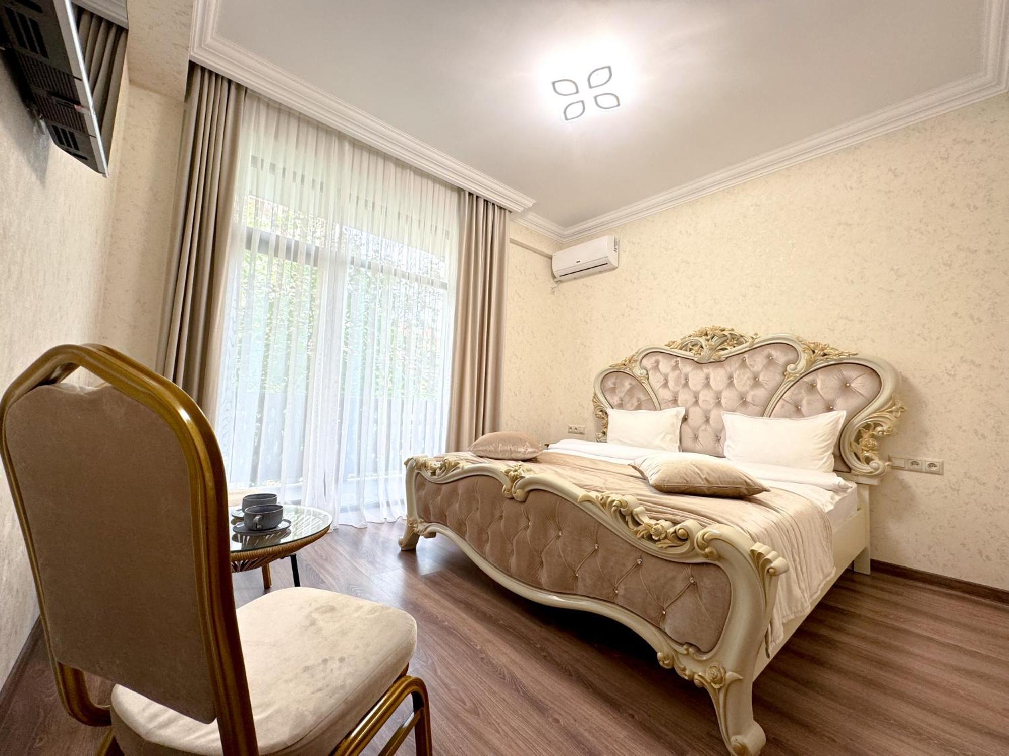 Armenia Hotel Yerevan Bagian luar foto