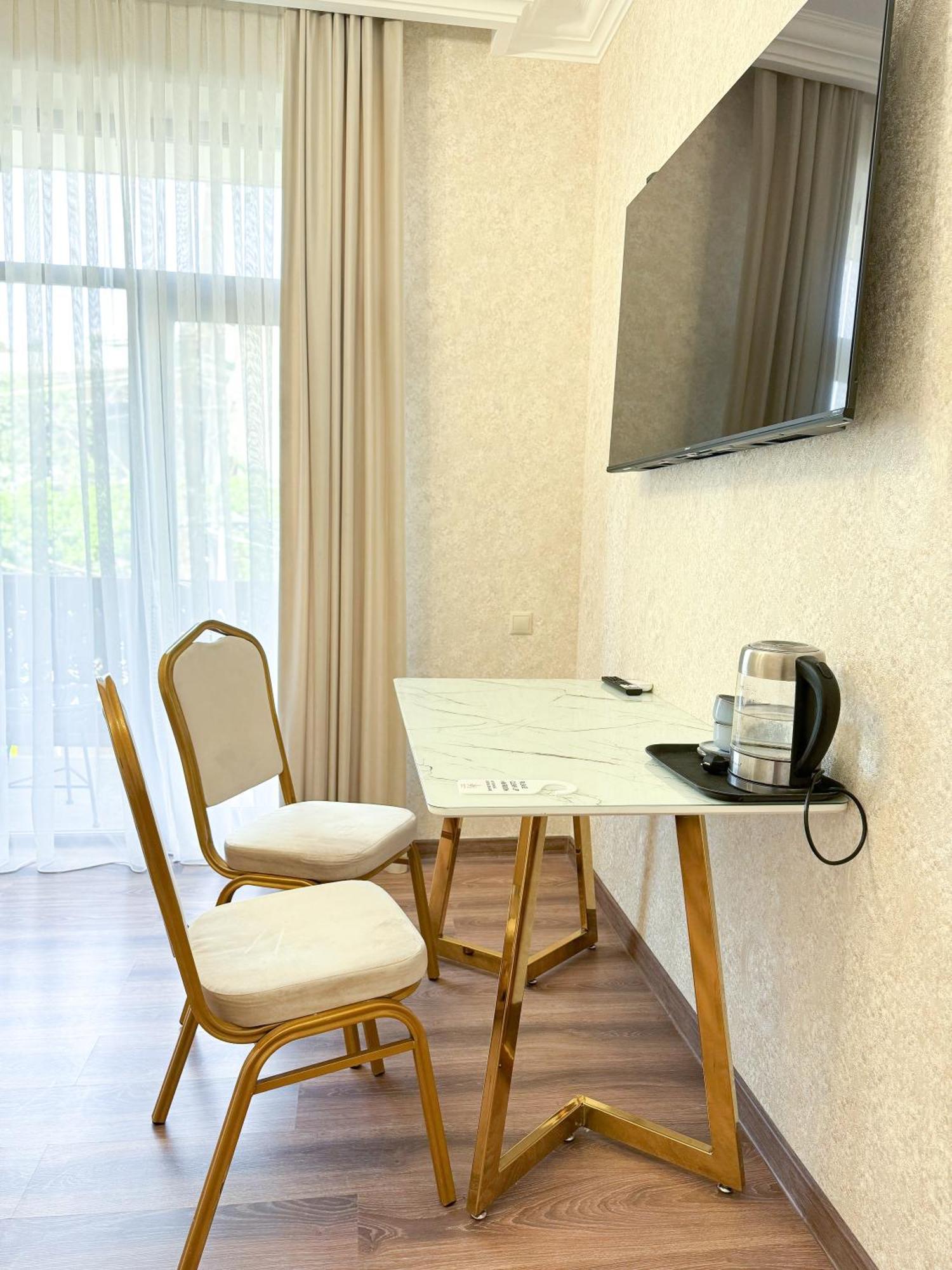 Armenia Hotel Yerevan Bagian luar foto