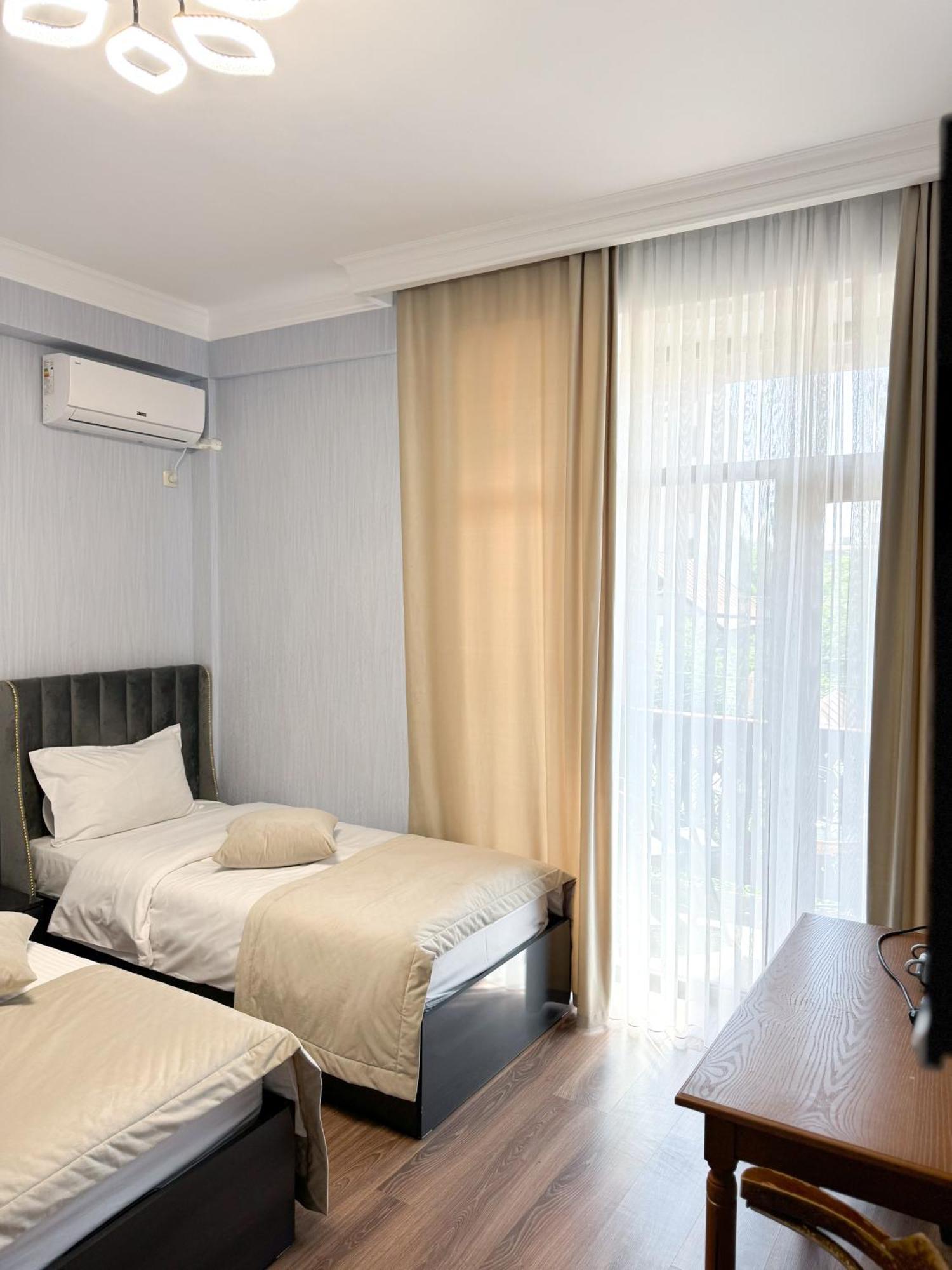 Armenia Hotel Yerevan Bagian luar foto
