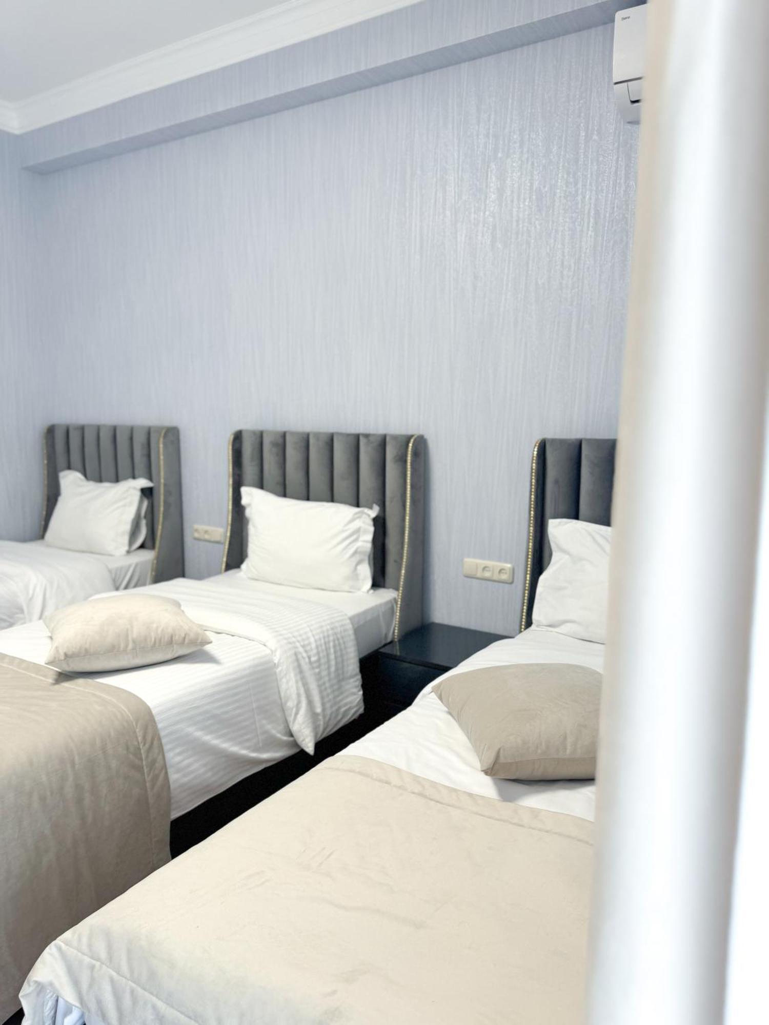 Armenia Hotel Yerevan Bagian luar foto