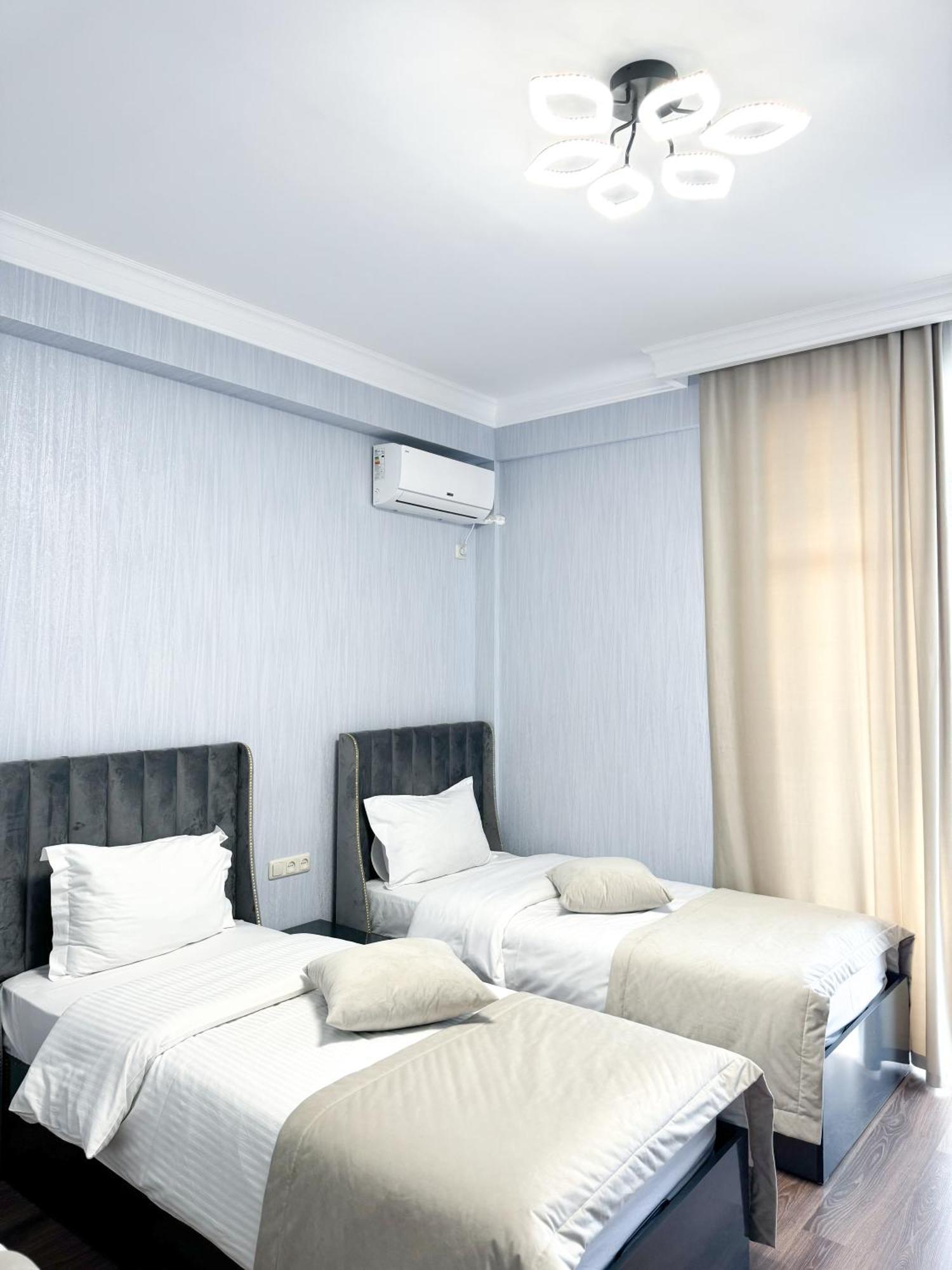 Armenia Hotel Yerevan Bagian luar foto