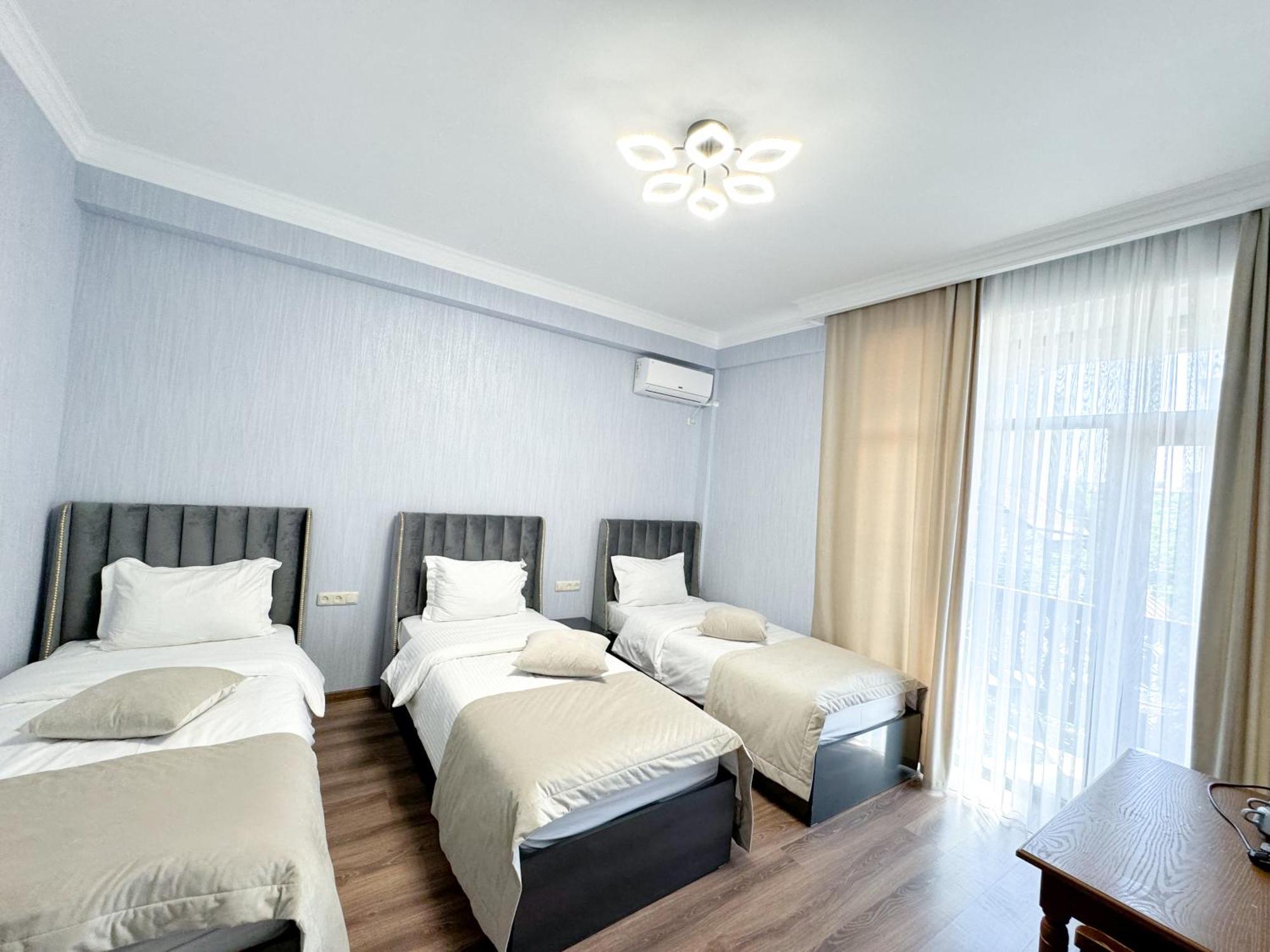 Armenia Hotel Yerevan Bagian luar foto