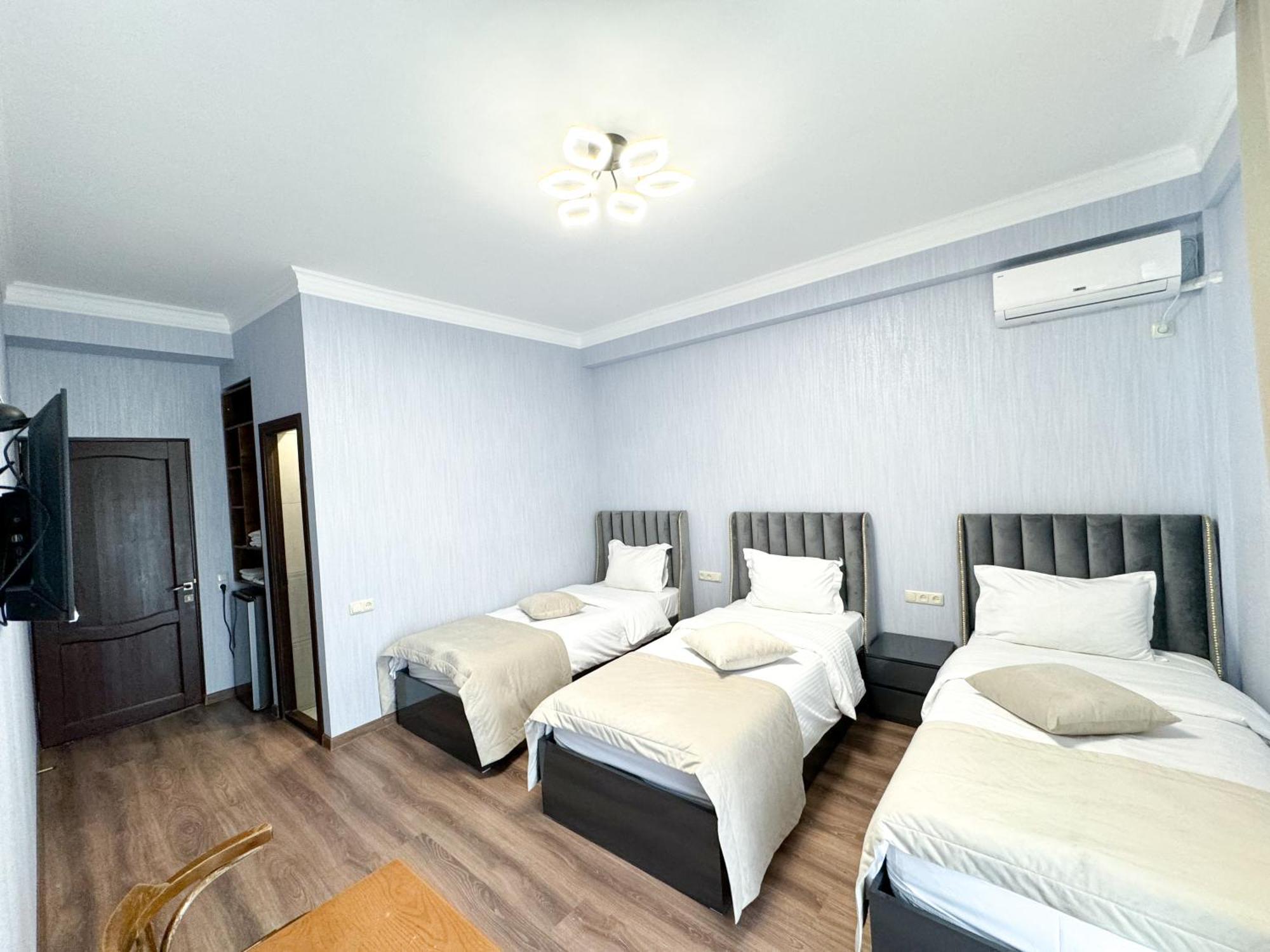 Armenia Hotel Yerevan Bagian luar foto