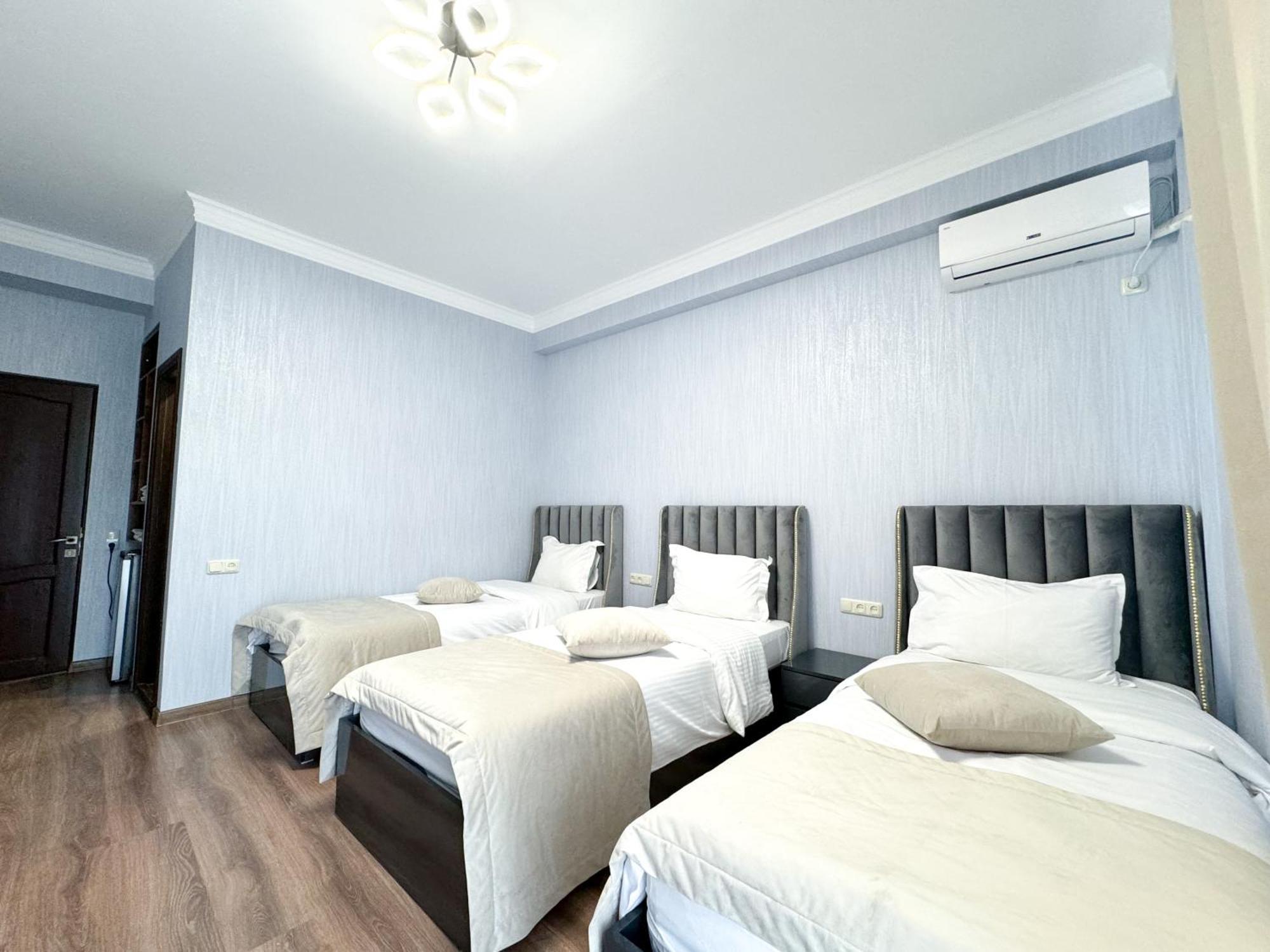 Armenia Hotel Yerevan Bagian luar foto