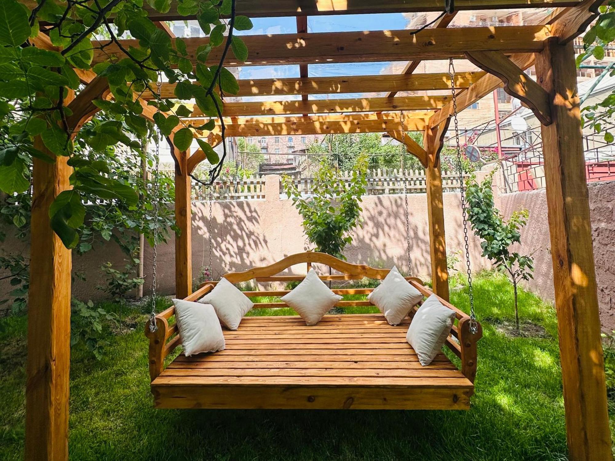 Armenia Hotel Yerevan Bagian luar foto
