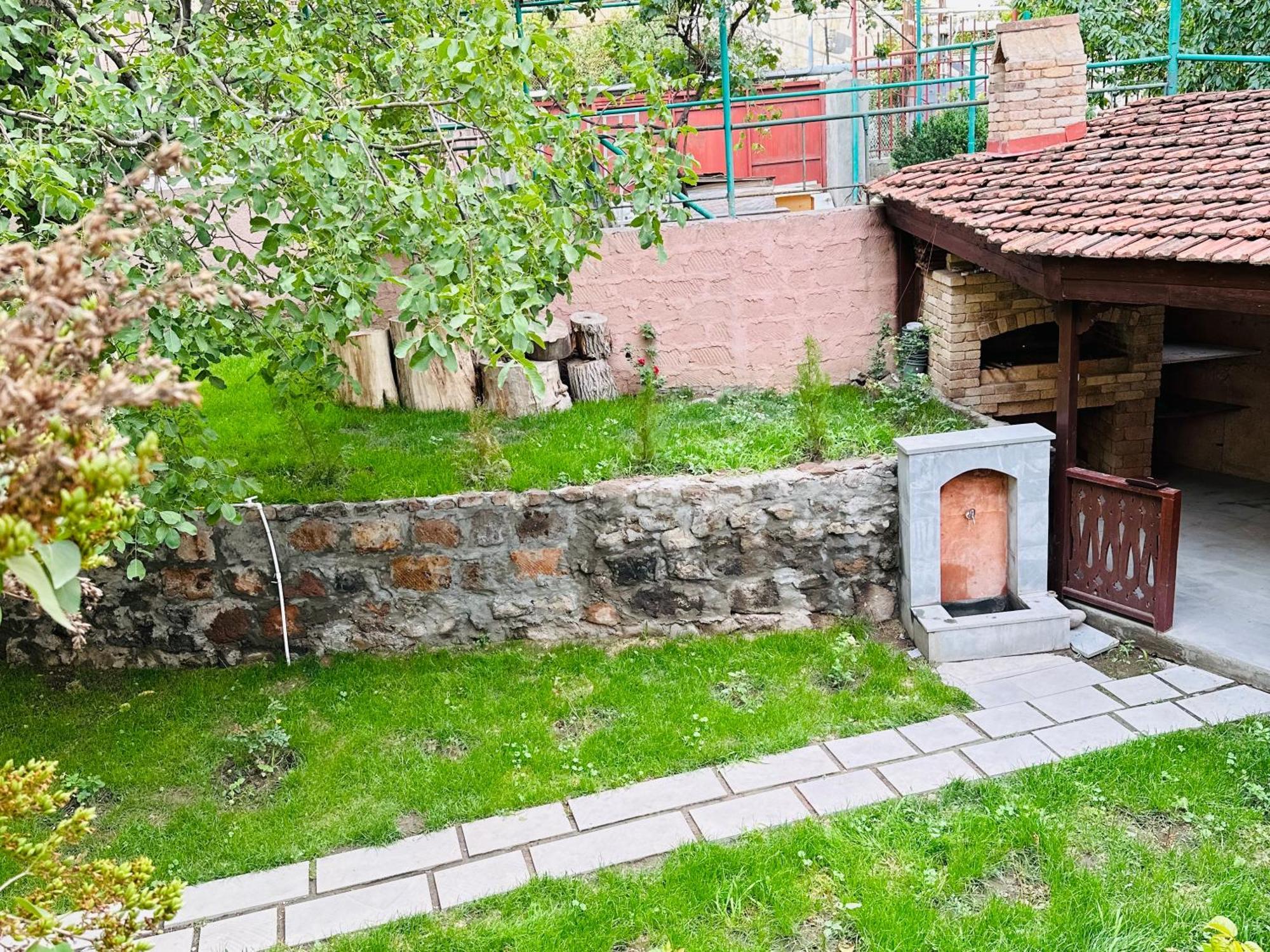 Armenia Hotel Yerevan Bagian luar foto
